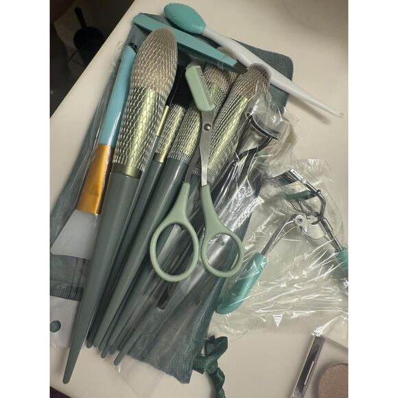 30 Pieces Green Makeup Kit Foundation Eyeshadow Large Brushes Set - Picture 3 of 5